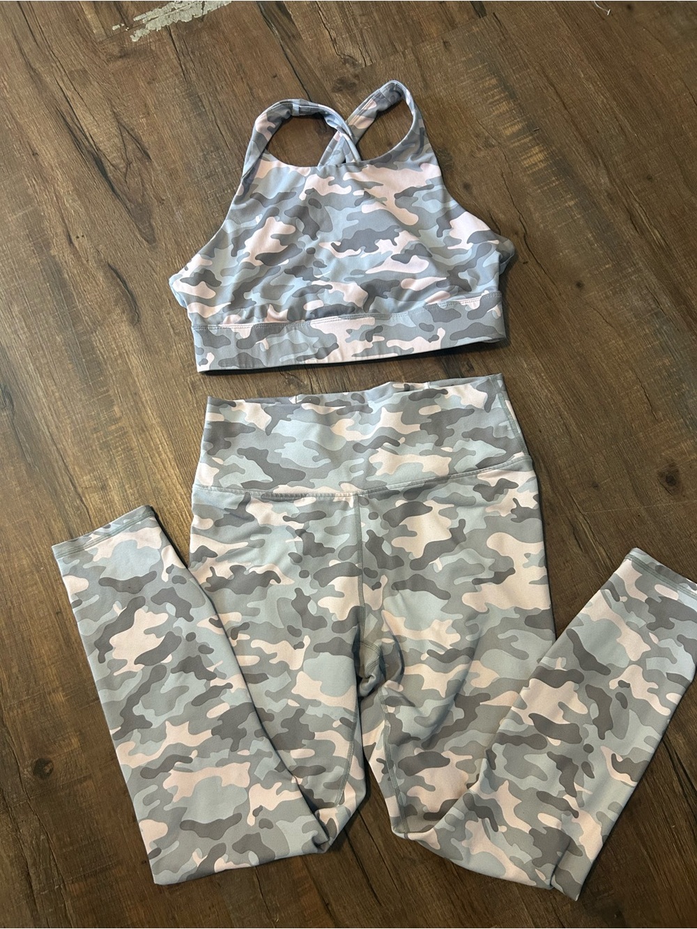 Fabletics Camo Active Set - Pastel Grey & Pale Pink Sports Bra + Leggings size M